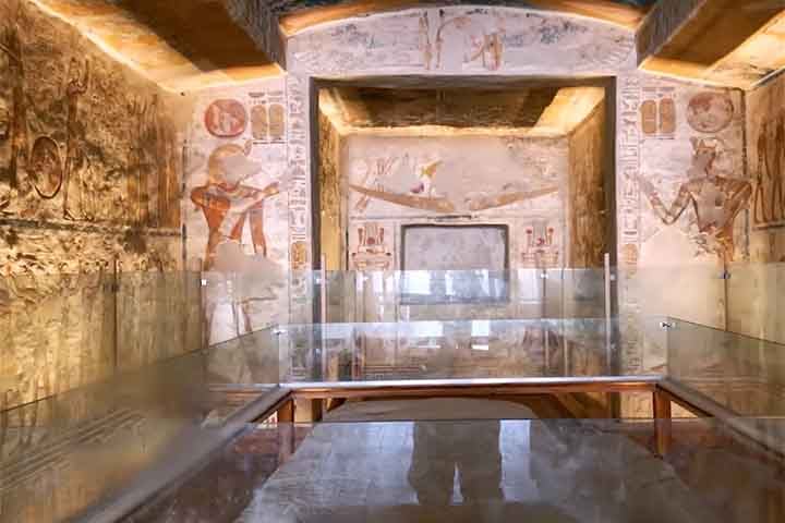 O egiptólogo Victor Loret descobriu nada menos que 17 túmulos. Um investidor americano de nome Theodore Davis patrocinou explorações importantes na região.
