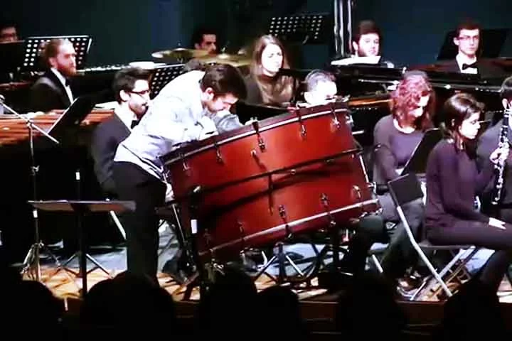 Bombo: Grande tambor de som grave e ressonante, tocado com baqueta almofadada. Usado desde tempos antigos, foi modernizado na Europa no século XIX. Dá ênfase rítmica e impacto sonoro em momentos grandiosos.