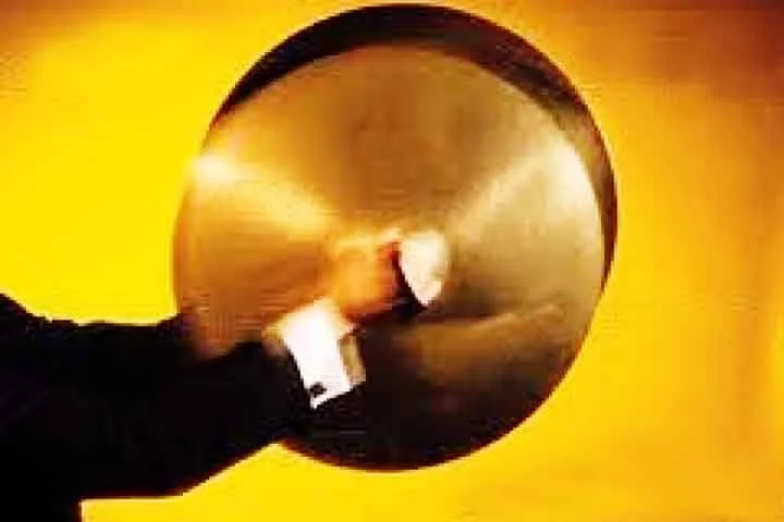 Pratos: Discos metálicos de choque com som explosivo e prolongado. Originados na Turquia no século XVII e introduzidos na orquestra por compositores europeus. Acentuam clímax musicais e transições dramáticas.