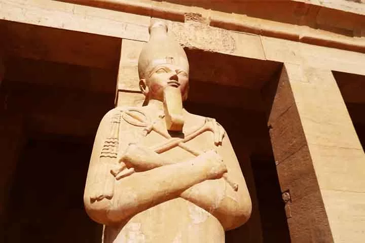 Em 1858, foi criado o Serviço de Antiguidades do Egito, que iniciou estudos científicos do Vale dos Reis. 
