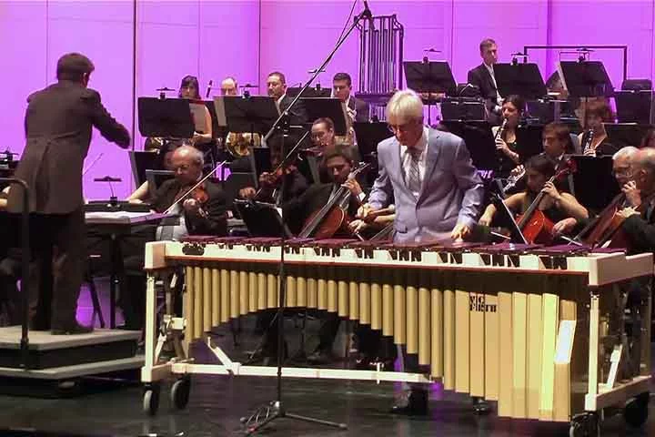 Marimba: Semelhante ao xilofone, mas com teclas maiores e ressonadores. Originada na África e aperfeiçoada na Guatemala no século XIX. Produz sons profundos e melódicos, criando passagens envolventes.