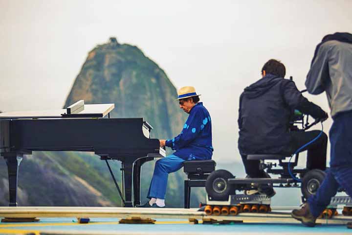 O marco de sua carreira foi a gravação de “Mas que nada”, de Jorge Ben Jor, em 1966, em versão bossa nova. 
