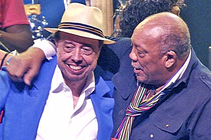 Em sua longa e exitosa trajetória, Sergio Mendes lançou 35 álbuns. O primeiro disco marcante foi “Você ainda não ouviu nada”, de 1964. “Não sou profeta, mas creio que este disco, produto de muito trabalho e amor, abra novos caminhos no panorama da nossa música”, escreveu Tom Jobim na contracapa do álbum. Na foto, o brasileiro está ao lado de Quincy Jones, lendário produtor e arranjador morto em 2024.

