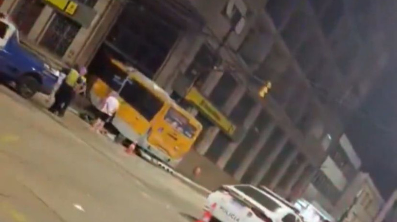 Com o impacto do carro em alta velocidade, o coletivo foi empurrado para dentro de uma agência bancária
