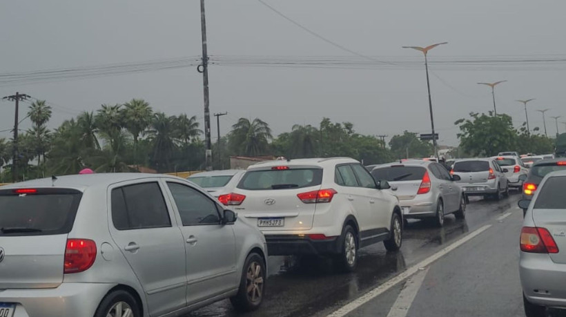 Chuva causa congestionamento na BR-116, na Região Metropolitana de Fortaleza, na manhã dessa segunda-feira, 24