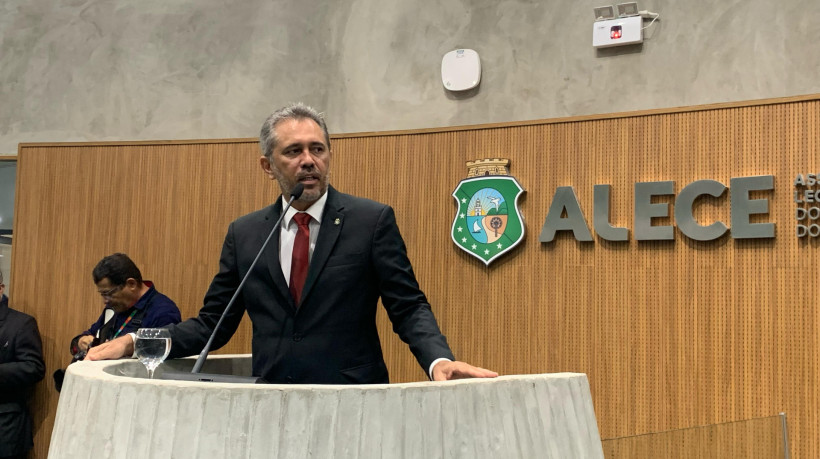 O governador Elmano de Freitas (PT) participou de sessão solene em comemoração aos 45 anos do PT na Assembleia Legislativa do Ceará (Alece)