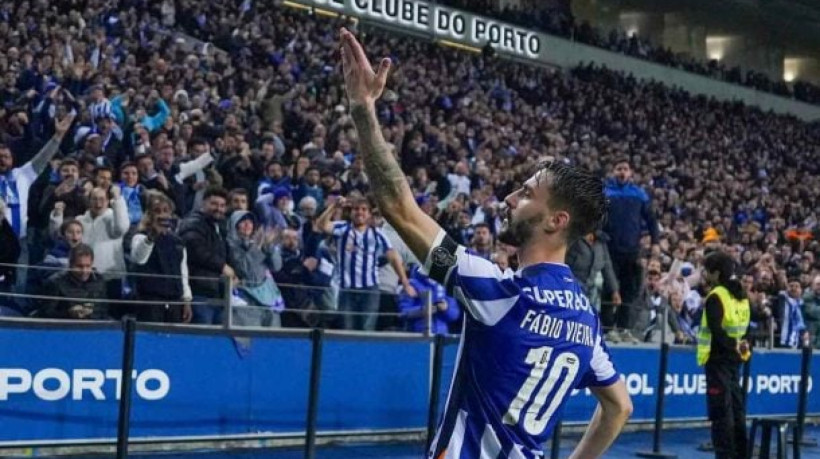 Equipe sofre gol nos minutos finais contra o Vitória de Guimarães e vê Sporting e Benfica se distanciarem na luta pelo título