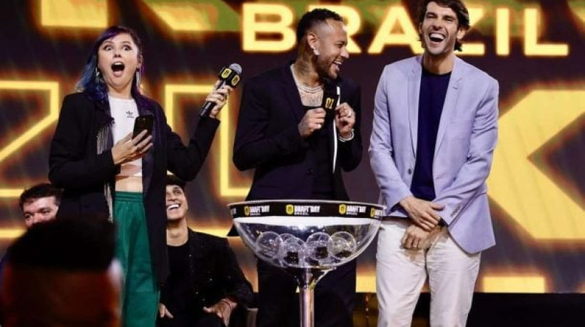 Com bom humor, craque afirmou que cantor estará torcendo para Corinthians e Santos não se enfrentarem no Paulistão 