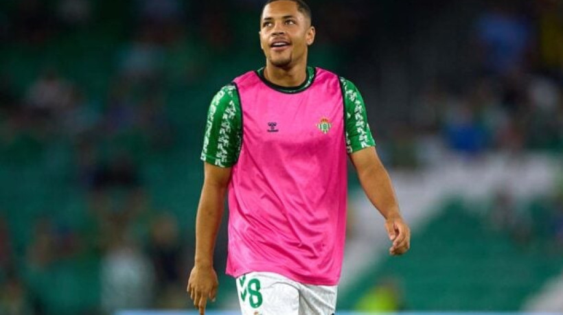 Verdão negocia com Betis, mas questões envolvendo a janela europeia travam a negociação; entenda em que pé está