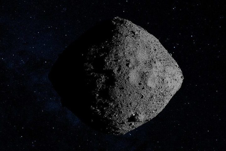 Missões espaciais, como a Hayabusa (Japão) e a OSIRIS-REx (NASA), foram enviadas para coletar amostras de asteroides e trazê-las à Terra para análise.