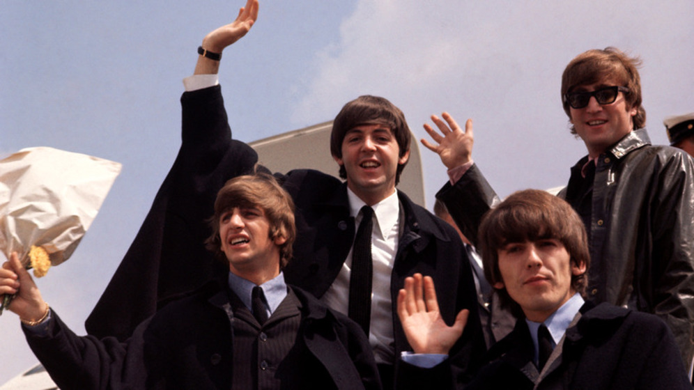 Um amigo da escola de arte de Lennon, Stuart Sutcliffe, foi persuadido a comprar um baixo. Em janeiro de 1960, ele sugeriu mudar o nome da banda para Beatals, como uma homenagem a Buddy Holly e aos The Crickets. Pouco tempo depois, adaptaram o nome para Beatles.