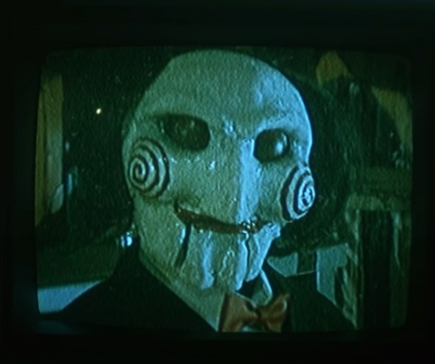 Jogos Mortais (2004): dirigido por James Wan, é um filme de terror psicológico onde pessoas encontram desafios aterrorizantes para sobreviver. Dispositivos de torturas e tomada de decisões extremas ditam o ritmo do enredo. O filme explora temas de moralidade, sobrevivência e justiça, com uma narrativa que se desenvolve em um ritmo tenso e intrigante, levando a uma conclusão impactante e surpreendente.