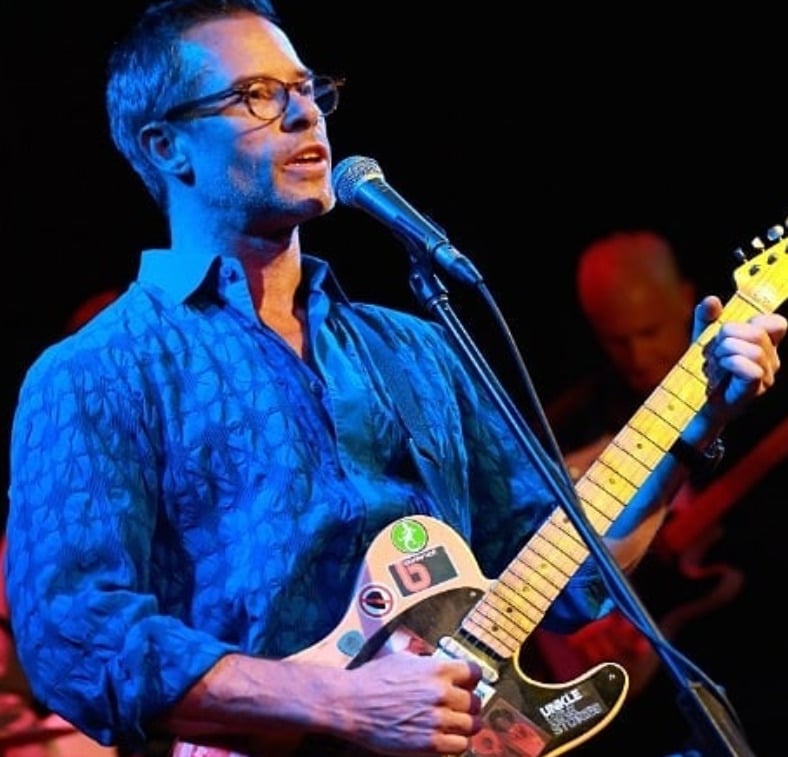 Guy Pearce também tem uma trajetória na música. Em 1989, ele lançou “Call of the Wild”, canção que fez parte do filme “Heaven Tonight”. Ele fez gravações de voz e violão de covers de artistas britânicos e tem dois álbuns lançados: “Broken Bones”, em 2014, e “The Nomad”, em 2018.

