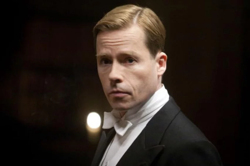 Uma característica marcante de Pearce é manter uma visão precavida em relação ao estrelato. Sua relação com Hollywood sempre teve doses de ceticismo. “Se as pessoas estão gritando e tentando arrancar minha camisa porque tenho olhos azuis, então isso é simplesmente ridículo”, declarou em uma entrevista recente ao “The New York Times”.
