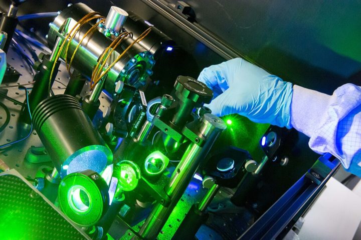 Para ampliar o alcance, seria necessário aumentar a potência dos feixes. No entanto, isso iria de encontro à limitada capacidade de armazenamento de energia das baterias disponíveis atualmente.