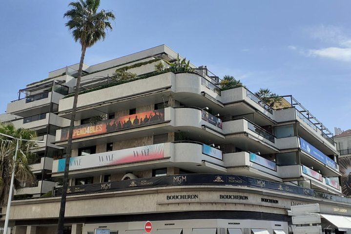 O diretor financiou uma campanha publicitária para a estreia de “Hunting” no Festival de Cannes em 1991, o que colocou Pearce sob holofotes internacionais. 
