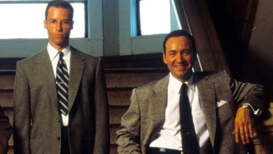 Em recente entrevista ao podcast Awards Chatter, do “The Hollywood Reporter”, Pearce afirmou que ter sido vitima de Kevin Space, ator acusado por vários homens de crimes. Suportei isso por cinco meses e, na verdade, fiquei com medo de Kevin, porque ele é um homem bastante agressivo. Ele é extremamente charmoso e brilhante no que faz; realmente impressionante. Ele tem uma presença avassaladora. Mas eu era jovem e vulnerável, e ele me escolheu como alvo, sem dúvida”, afirmou.

