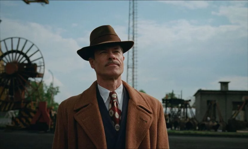 Nascido na Inglaterra em 1967, Guy Pearce migrou com a família com apenas três anos para a Austrália. Na juventude, ele deu seus primeiros passos no teatro. 

