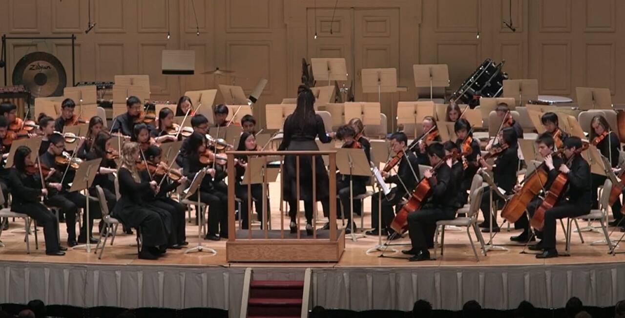 Seu palco principal, o Symphony Hall, é renomado por sua acústica impecável, sendo considerado um dos melhores espaços para concertos do mundo.