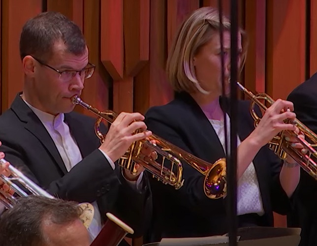 Sua residência no Barbican Centre é um ponto de referência para a música erudita em Londres, e suas gravações para o cinema ampliam sua notoriedade internacional.