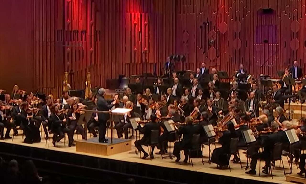 Fundada em 1904, a Orquestra Sinfônica de Londres é conhecida por sua grande versatilidade e excelência técnica. Ela se destaca por seu amplo repertório, que inclui tanto as obras clássicas quanto as mais modernas.