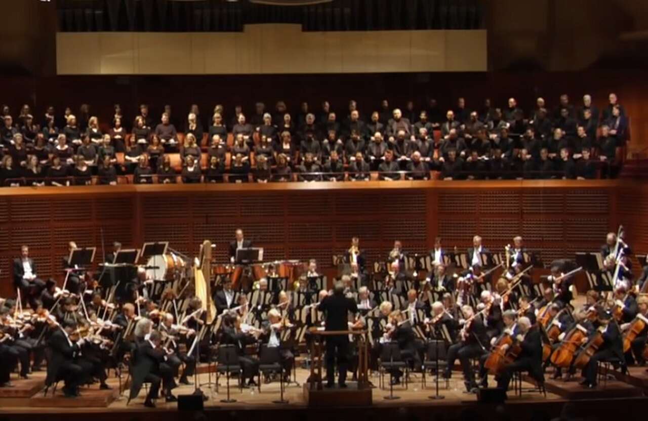 Com apresentações regulares no Davies Symphony Hall, ela tem se destacado por suas gravações premiadas e por seu compromisso com a promoção de novos compositores. A orquestra é um pilar cultural da cidade e uma importante representante da música americana.