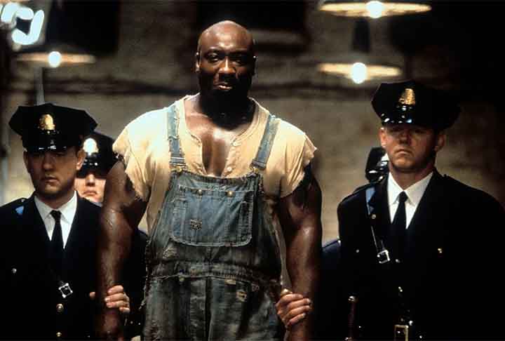 À Espera de um Milagre (1999): dirigido por Frank Darabont, é um drama baseado na obra de Stephen King que se passa na década de 1930 em uma prisão. A história segue Paul Edgecomb (Tom Hanks), um guarda do corredor da morte, que se depara com John Coffey (Michael Clarke Duncan), um prisioneiro condenado por um crime horrendo. No entanto, Coffey revela ter habilidades sobrenaturais e uma natureza gentil, desafiando as percepções de Edgecomb sobre justiça e humanidade.