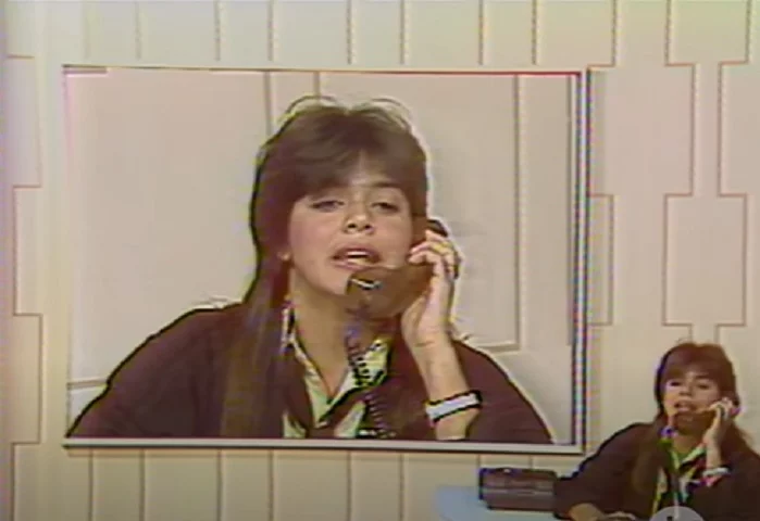 Na dÃ©cada de 1950, os telefones fixos com cabo comeÃ§aram a se popularizar. Eles tinham discos rotativos para discar os nÃºmeros e eram a forma mais comum de comunicaÃ§Ã£o. 