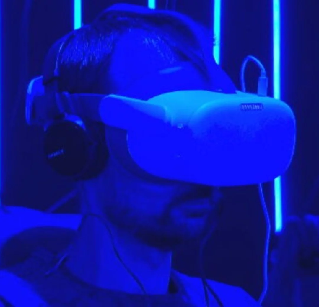 A realidade aumentada (AR) e a realidade virtual (VR) também começaram a ser exploradas, trazendo novas formas de interação com o mundo digital. Os smartphones hoje são tão essenciais que muitos consideram difícil imaginar um mundo sem eles