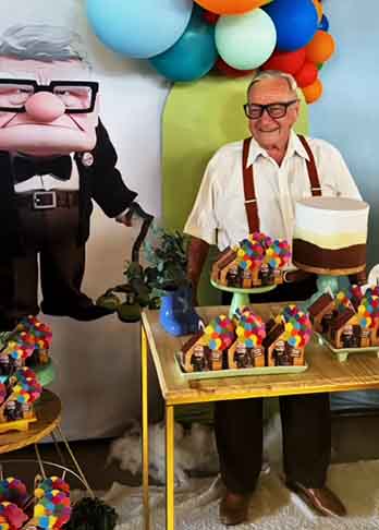 A mesa de aniversário recebeu diversos itens alusivos ao filme. Um painel gigante do personagem Carl Fredricksen e balões completaram o cenário da festa.

