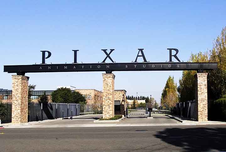 O filme foi criado pelo estúdio americano Pixar, com sede na Califórnia. Em 2006, a empresa foi comprada pela The Walt Disney Company. 
