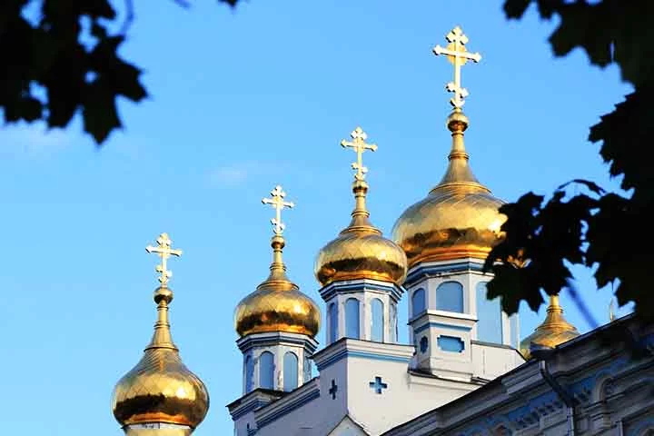 As cruzes têm grande importância no mundo, sendo símbolos religiosos, culturais e históricos em diversas civilizações. Elas representam fé, sacrifício, poder e proteção, além de marcarem territórios, homenagearem pessoas e transmitirem mensagens espirituais.