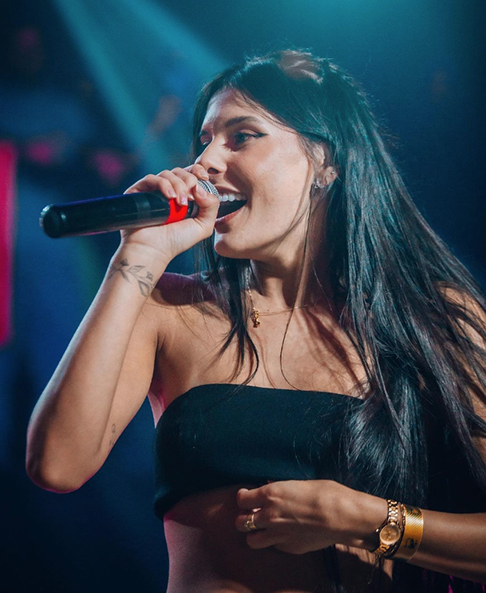 Inicialmente, ela escolheu a cidade de Campo Mourão. No entanto, com as dificuldades impostas pela pandemia da Covid-19, acabou se afastando dos estudos e se reaproximando da música. 