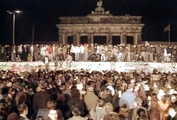 A queda do Muro de Berlim foi uma consequência do desmoronamento do bloco comunista, em meio à grave crise econômica e política. No fim de 1991, ocorreria a dissolução da União Soviética, que levaria as 15 ex-repúblicas a se tornarem países independentes. 

