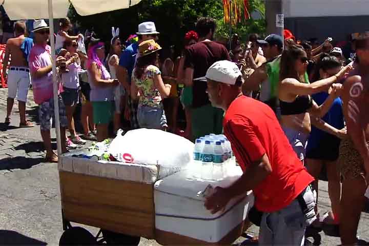 O isopor é muito usado para caixas que possam manter a temperatura dos alimentos e das bebidas, sendo essencial para ambulantes, por exemplo. 