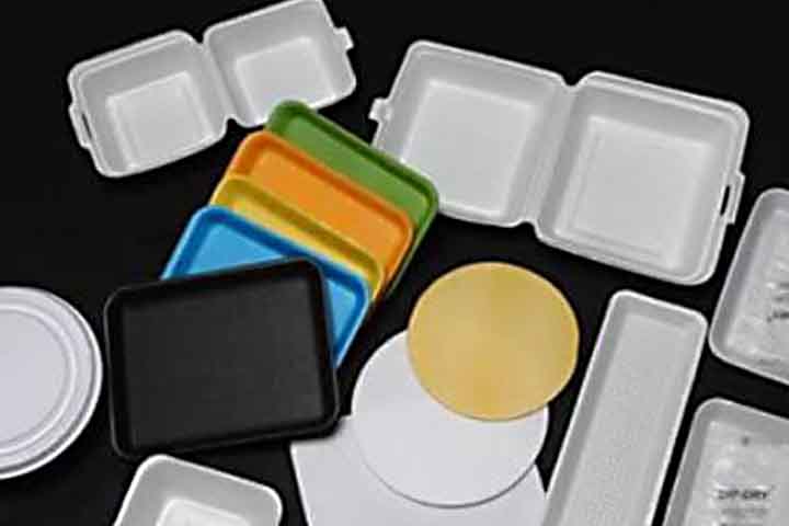 O isopor também serve para a fabricação de bandejas, pratos e copos descartáveis para alimentação. É um material leve e fácil de transportar.
