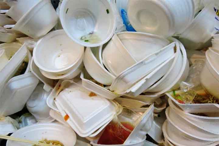 Porém, cabe ressaltar que o descarte deve ser feito de forma correta, pois se for jogado no lixo de forma inadequada, pode poluir solo e água. Leva séculos para se decompor na natureza.