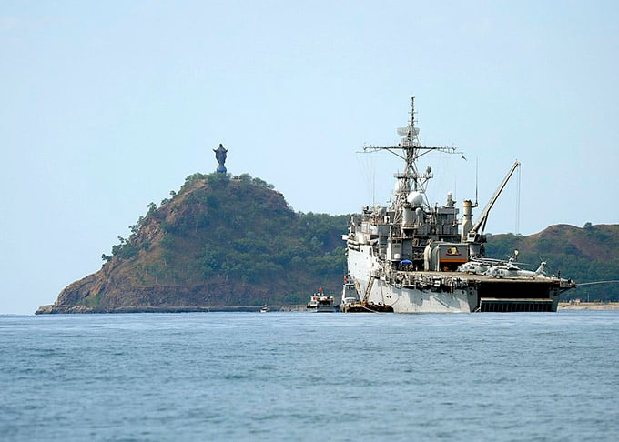 Timor Leste - País do sudeste asiático, cercado por recifes de corais. Ocupa metade da ilha de Timor.  A estátua do Cristo Rei (foto), com 22m de altura, fica no alto de uma colina na capital Díli. 