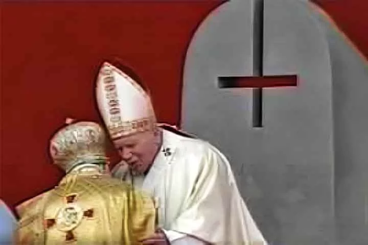 Cruz Papal – Com três barras horizontais, é um símbolo da autoridade do Papa dentro da Igreja Católica. Representa as três missões papais: ensinar, santificar e governar.
