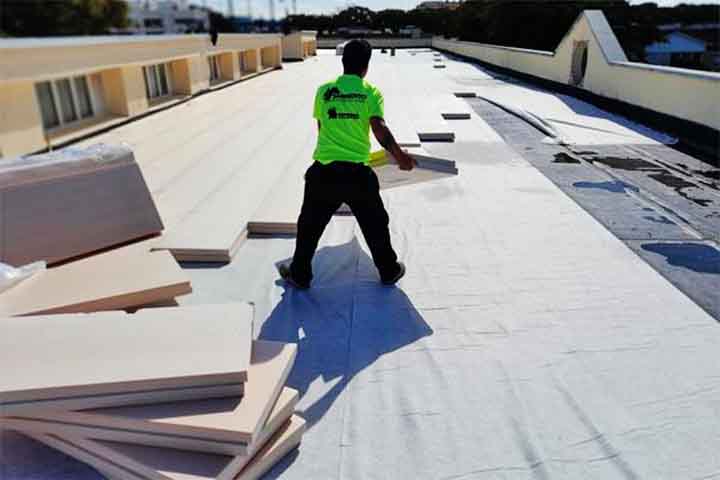 O XPS (poliestireno extrudado) é mais denso e usado em isolamento acústico e construção civil.
