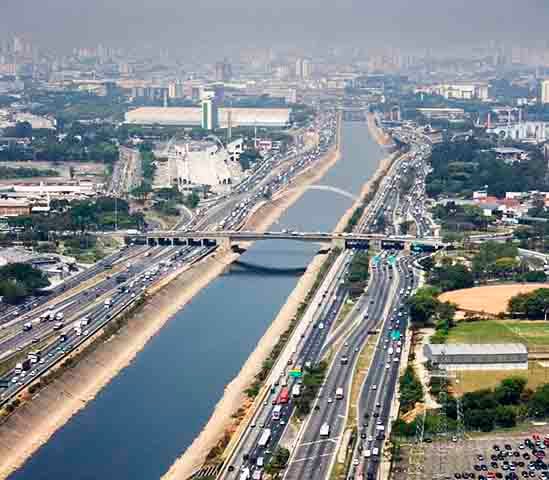 As águas vão se tornando poluídas à medida que chegam na região metropolitana de São Paulo, mais especificamente na região de Mogi das Cruzes.