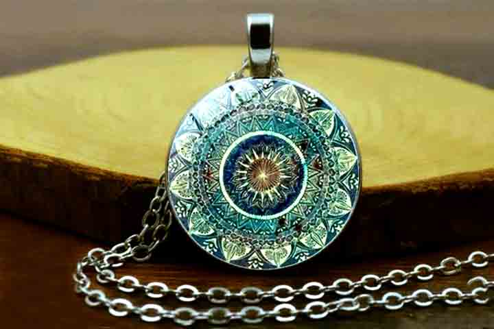 Mandalas podem ser pequenas, usadas em joias e amuletos, ou grandes, como murais e pinturas de teto.