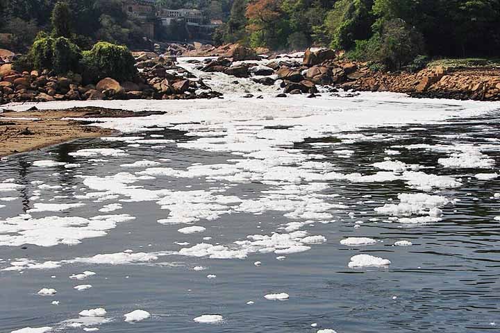 A urbanização desordenada, a falta de saneamento básico e o despejo de esgotos domésticos e industriais transformaram o rio em um símbolo de poluição. 