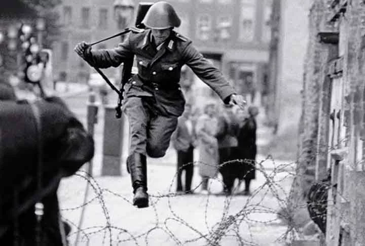 Com as seguidas fugas, o governo oriental passou a reforçar a segurança do muro com guardas autorizados a atirar em quem tentasse atravessar a barreira de concreto. 

