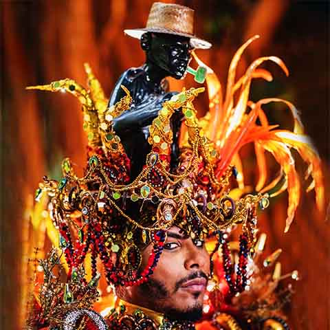 Esses figurinos não podem atrapalhar a fluidez do componente e precisam de destaque. Assim, eles são de alta-costura, feito sob medida, com diversas provas e pode levar até três meses para ficar pronto.