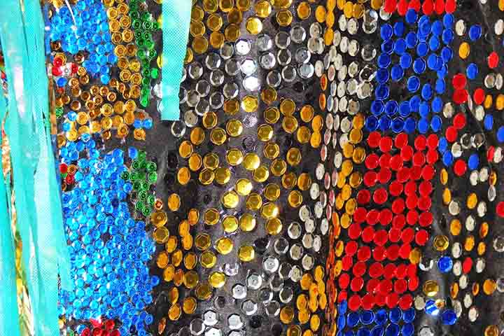 Entre os materiais mais utilizados nas fantasias de carnaval, sobretudo das escolas de samba, estão as lantejoulas. Elas são pequenas lâminas cintilantes, de metal ou vidro, com orifício para enfiar a linha, que servem para enfeitar vestidos ou bordados.