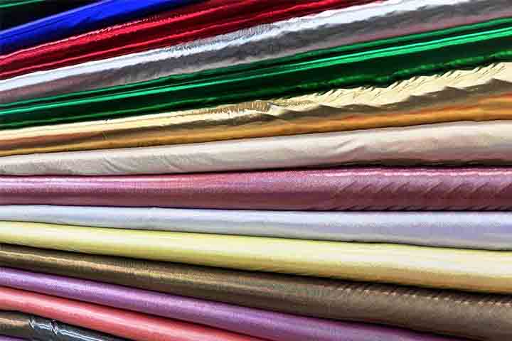 O lamê é um tecido metálico e brilhante que é muito utilizado para fazer fantasias de carnaval. Ele pode ser usado para criar trajes inteiros ou para dar um toque especial a uma fantasia.