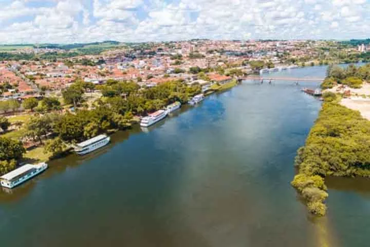 No século 19, o rio foi uma importante rota para os bandeirantes, que exploravam o interior do Brasil em busca de ouro e pedras preciosas.