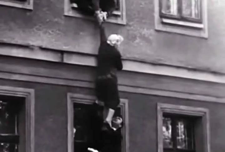 Estima-se que mais de 150 mil pessoas foram assassinadas quando tentavam fugir após o aumento da repressão na área por parte do governo socialista. 