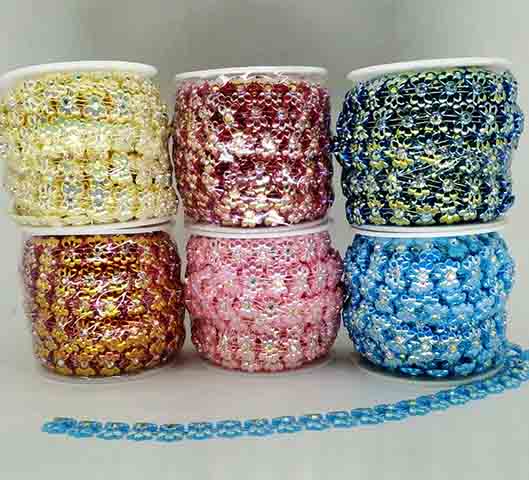 Outro material presente nas fantasias das escolas de samba é o aljofre. Ele consiste em um feixe de penas ornamentais de certas aves, ou a um material utilizado em artesanato.